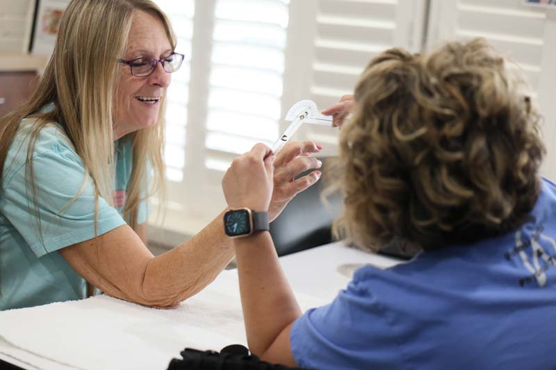 215A0304-2 Woman in therapy